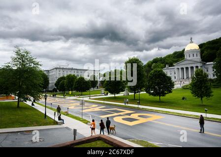 I volontari hanno dipinto 'Black Lives Matter' su state Street di fronte alla Vermont state House, Montpelier, VT. Foto Stock