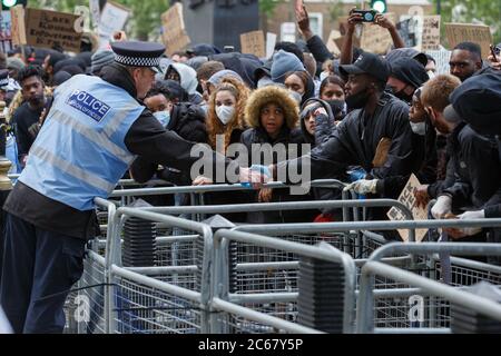 Una grande folla si è riunita per infrangere le regole di blocco del Covid-19 per partecipare alla protesta 'Black Lives Matter' a Londra per mostrare rabbia per l'uccisione illegale di George Floyd da parte della polizia a Minneapolis, Stati Uniti. Caratterizzato da: Atmosfera dove: Londra, Regno Unito quando: 06 Giu 2020 credito: Mario Mitsis/WENN Foto Stock