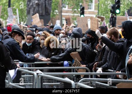 Una grande folla si è riunita per infrangere le regole di blocco del Covid-19 per partecipare alla protesta 'Black Lives Matter' a Londra per mostrare rabbia per l'uccisione illegale di George Floyd da parte della polizia a Minneapolis, Stati Uniti. Caratterizzato da: Atmosfera dove: Londra, Regno Unito quando: 06 Giu 2020 credito: Mario Mitsis/WENN Foto Stock