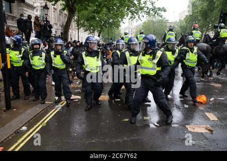 Una grande folla si è riunita per infrangere le regole di blocco del Covid-19 per partecipare alla protesta 'Black Lives Matter' a Londra per mostrare rabbia per l'uccisione illegale di George Floyd da parte della polizia a Minneapolis, Stati Uniti. Caratterizzato da: Atmosfera dove: Londra, Regno Unito quando: 06 Giu 2020 credito: Mario Mitsis/WENN Foto Stock