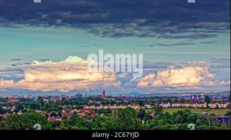 Glasgow, Scozia, Regno Unito 7 luglio 2020: Tempo britannico: Tempo variabile ha visto il sole e la pioggia mostrare come cielo pieno di nuvole sopra l'estremità occidentale della città. Credit: Gerard Ferry/Alamy Live News Foto Stock