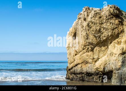 Formazione rocciosa frastagliata sulla costa del Pacifico a El Matador Beach a Malibu, California, in una giornata soleggiata con spazio per la copia Foto Stock