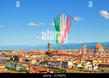 Frecce Tricolori della pattuglia acrobatica nazionale dell'Aeronautica militare Italiana che volò sulla città di Firenze il 26 maggio 2020 Foto Stock