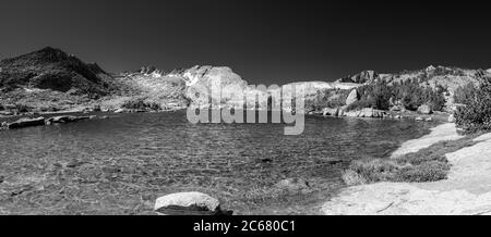 Vista lungo il sentiero John Muir al lago Marie con il passo Selden sullo sfondo, la riserva naturale John Muir, la Sierra National Forest, le montagne della Sierra Nevada, la California, gli Stati Uniti Foto Stock