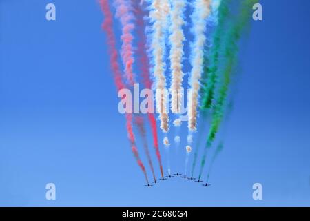 Frecce Tricolori Airplanes della Nazionale Aerobatica del L'Aeronautica militare italiana sorvola la città di Firenze Foto Stock
