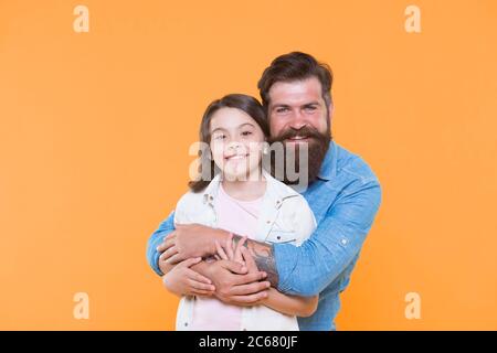 Forte amicizia. Padre e figlia insieme. Bambini e padre migliori amici. Genitorialità e infanzia. Concetto di giorno dei padri. Bel padre e carino bambino. Relazioni familiari. Capacità di comunicazione. Foto Stock