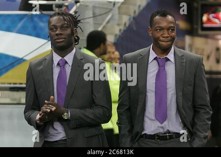 Bafétimbi Gomis e Steve Mandanda durante la qualifica EURO 2012 , Francia - Bosnie - il Ottober 11, 2011 a Stade de France, Parigi - Foto Laurent Lairys / DPPI Foto Stock