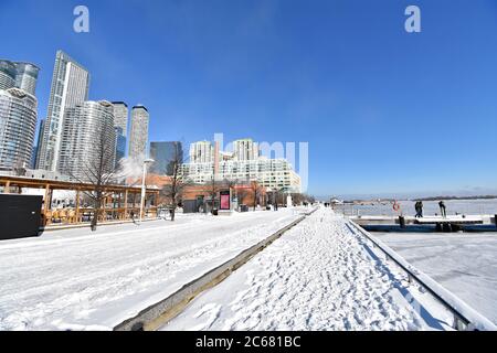 Il Waterfront Trail presso il Harbour Front Centre di Toronto. La neve è a terra e il lago Ontario si è congelato durante il tempo invernale. Foto Stock