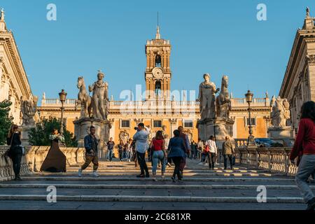 Roma, Italia - Ottobre 2019: Scala disegnata da Michelangelo che conduce a Piazza del Campidoglio nel centro di Roma. Foto Stock