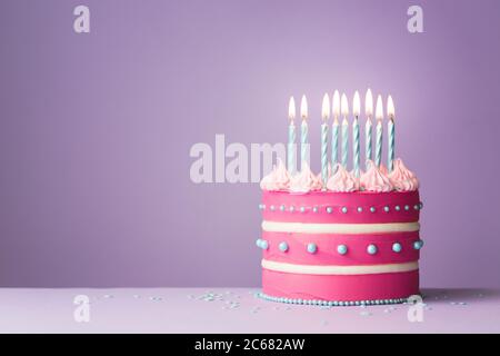Torta di compleanno rosa con nove candele Foto Stock