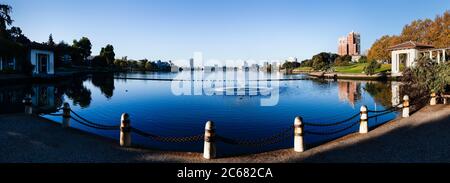 Vista della fontana sul lago Merritt, Oakland, California, USA Foto Stock