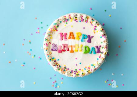 Torta di compleanno felice con lettere arcobaleno Foto Stock