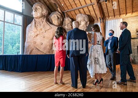 Il presidente degli Stati Uniti Donald Trump e la First Lady Melania Trump hanno fatto un tour dello Sculptor Studio con il governatore del South Dakota Kristi Noem e suo marito Bryon Noem, al Mount Rushmore National Memorial 3 luglio 2020 a Keystone, South Dakota. Foto Stock