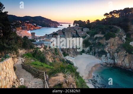 Alba sulla città storica - Tossa de Mar, Spagna Foto Stock