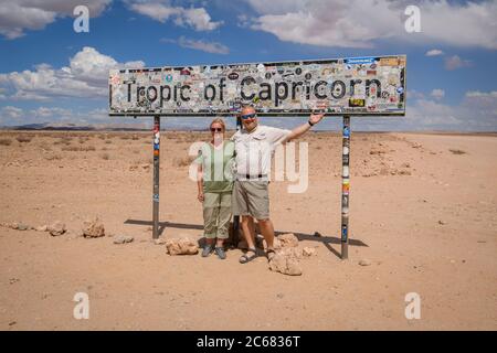 Tropico del Capricorno che marca l'incrocio del Tropico del Capricorno Foto Stock