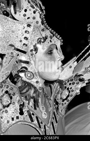 Costume Inca alla Greenwich Village Halloween Parade, New York City, USA negli anni '80 fotografato con film in bianco e nero di notte. Foto Stock