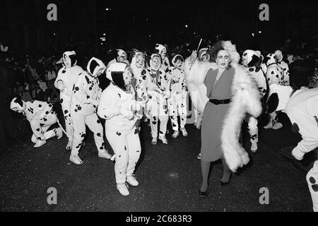 Cruelela e Dalmations al Greenwich Village Halloween Parade, New York City, USA negli anni '80 fotografati con film in bianco e nero di notte. Foto Stock