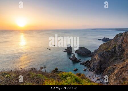 Serata di sole dalle scogliere - Hope Cove, Devon, Inghilterra Foto Stock