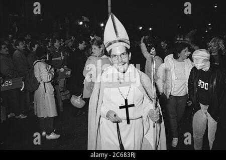 Costume cardinale alla Greenwich Village Halloween Parade, New York City, USA negli anni '80 fotografato con film in bianco e nero di notte. Foto Stock