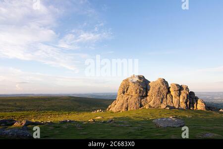 Haytor Rocks all'ora d'oro - Parco Nazionale di Dartmoor, Devon, Inghilterra Foto Stock