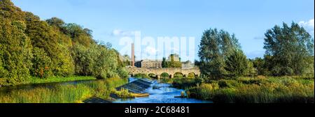 Fiume Boyne con Slane Bridge e Old Mill, Slane, County Meath, Irlanda Foto Stock