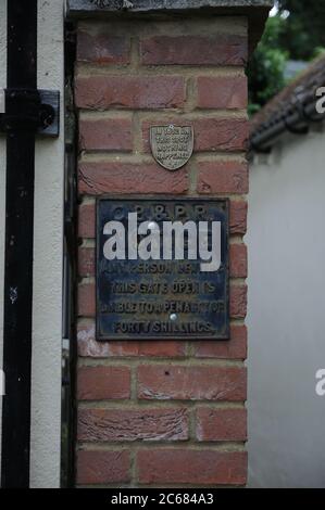 Placche in casa, Finchingfield, Essex. 'Nel 1832 in questo punto nulla è successo', e 'chiunque lasci questa porta aperta è passibile di una pena di quaranta Foto Stock