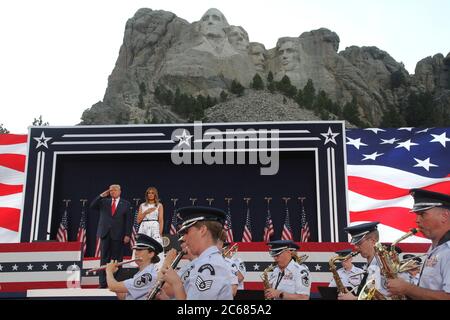 Il presidente degli Stati Uniti Donald Trump e la First Lady Melania Trump si levano in piedi per l'inno nazionale durante il saluto all'America al Mount Rushmore National Memorial 3 luglio 2020 a Keystone, South Dakota. Foto Stock