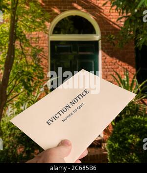 Busta servita in casa contenente un avviso di sfratto a causa di mancato pagamento dell'affitto Foto Stock