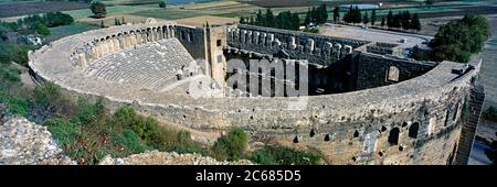 Vista ad alto angolo dell'anfiteatro di Aspendos ad Aspendos, Antalya, Turchia Foto Stock