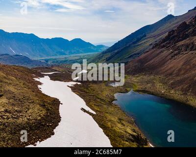 Vista su un piccolo lago alpino in Alaska Foto Stock