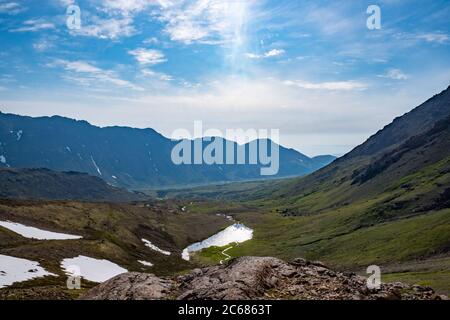 Estate in Alaska invia verde rapidamente sulle piste Foto Stock