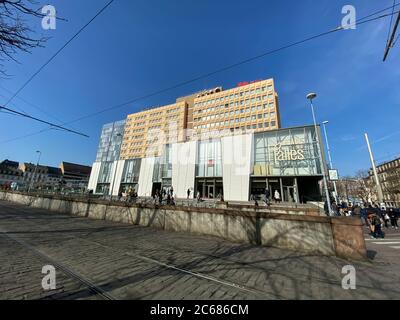 Strasburgo, Francia - 8 febbraio 2020: Ampia vista dell'hotel Ibis, Place des Halles e Novotel nel centro di Strasburgo Foto Stock