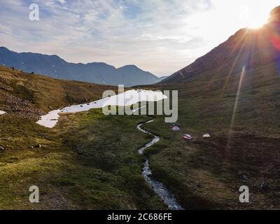 Campeggio in montagna vicino ad un piccolo lago Foto Stock