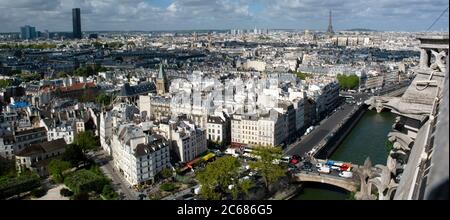 Vista a sud-ovest dal livello di osservazione della torre della cattedrale di Notre Dame, Parigi, Francia Foto Stock