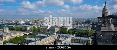 Vista verso nord-ovest dal livello di osservazione della torre della cattedrale di Notre Dame, Parigi, Francia Foto Stock