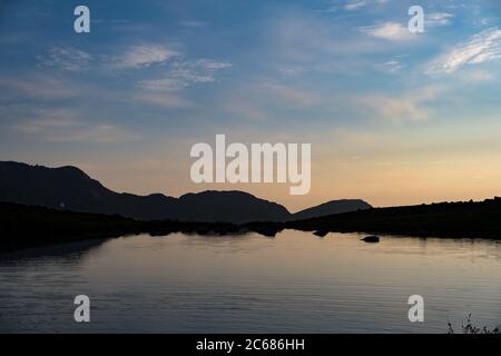 La montagna in cima alla piana si riposa in lontananza in una serata dell'Alaska Foto Stock