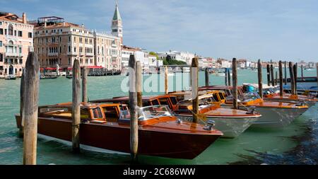 Vista dei taxi acquatici sul Canal Grande, Venezia, Veneto, Italia Foto Stock