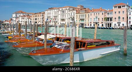 Vista dei taxi acquatici sul Canal Grande, Venezia, Veneto, Italia Foto Stock