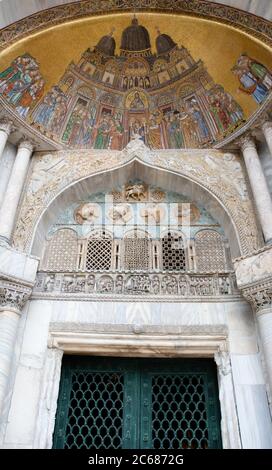 Primo piano di un frammento di porta della Basilica di San Marco, Piazza San Marco, Venezia, Veneto, Italia Foto Stock