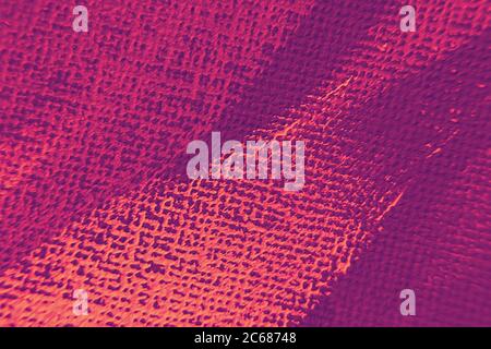 tratto di vernice rosso corallo su tela viola magenta, sfondo astratto colorato e luminoso Foto Stock