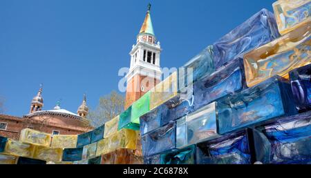 Veduta della scultura di Pae White Qwalala e della Torre di San Giorgio maggiore, Venezia, Veneto, Italia Foto Stock