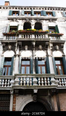 Vista di un edificio vicino al canale, al Canal Grande, a Venezia, al Veneto, all'Italia Foto Stock