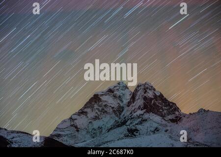 Tracce di stelle catturate in una lunga immagine di Ama Dablam in Nepal. Foto Stock