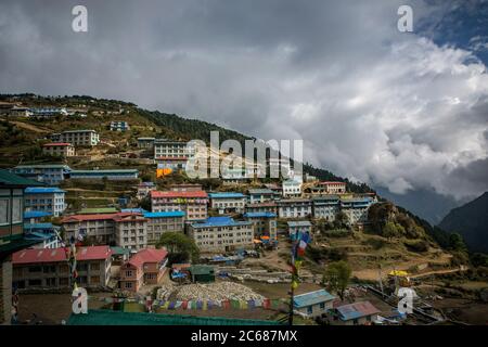 Il villaggio Sherpa di Namche Bazaar, lungo il sentiero per il Monte Everest. Foto Stock