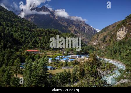 Un villaggio nella valle di Khumbu del Nepal vicino al sentiero a. Campo base Everest Foto Stock