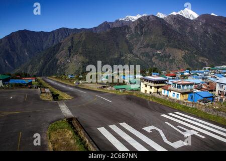 Il famigerato aeroporto di Lukla, l'inizio delle escursioni per l'Everest base Camp. Foto Stock