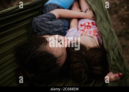 Ragazze che si stendono in amaca che abbricano insieme Foto Stock