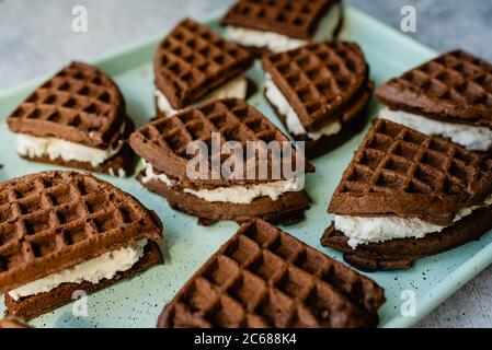 Panini fatti in casa con gelato su una padella di foglie verde menta. Foto Stock