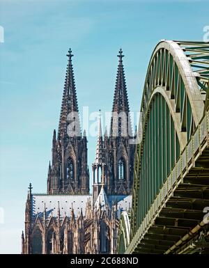 Cattedrale di Colonia e Ponte Hohenzollern, Nord Reno Westfalia, Germania Foto Stock