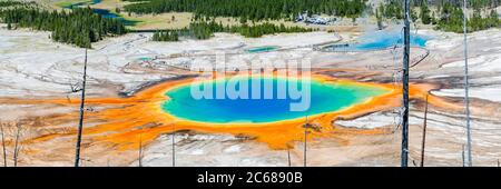 Grand Prismatic Spring, Midway Geyser Basin, il Parco Nazionale di Yellowstone, Wyoming USA Foto Stock